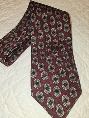 Louis Feraud 100% Silk Made In The USA Vintage Burgundy Medallion  Men's Tie